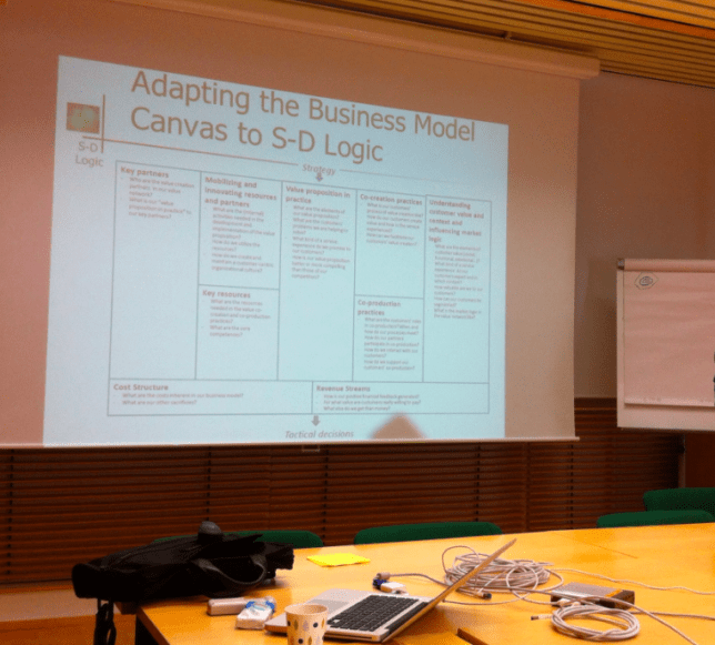 membuat bisnis model canvas pada slide presentasi